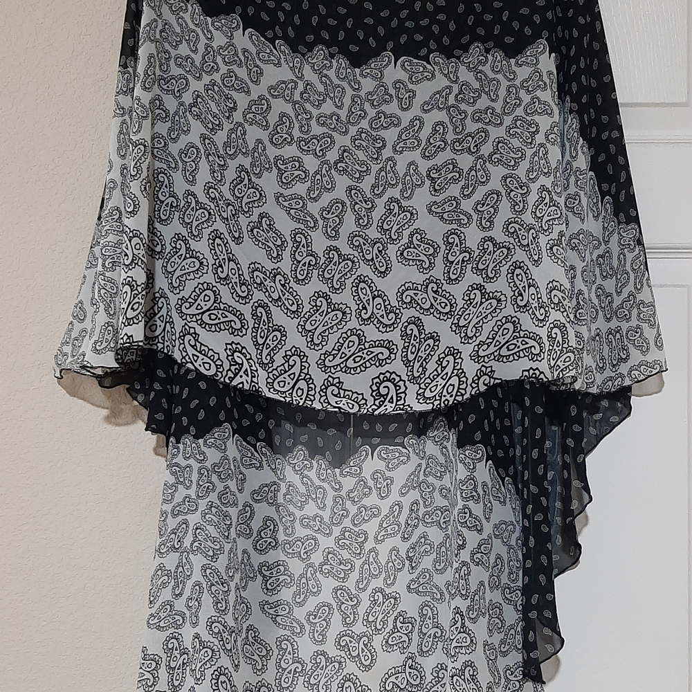 Elegant Black and White Paisley Wrap